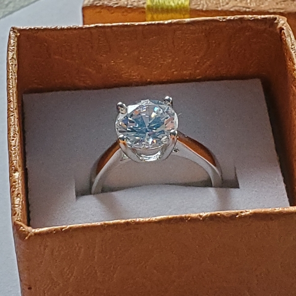 Zirconia ring, size 4. New in Box. 18k white gold plated. - Picture 2 of 4